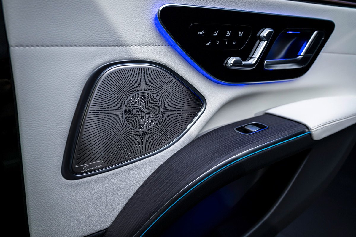 Mercedes presenta su EQS en China, con más autonomía y la estrella vertical en el capó