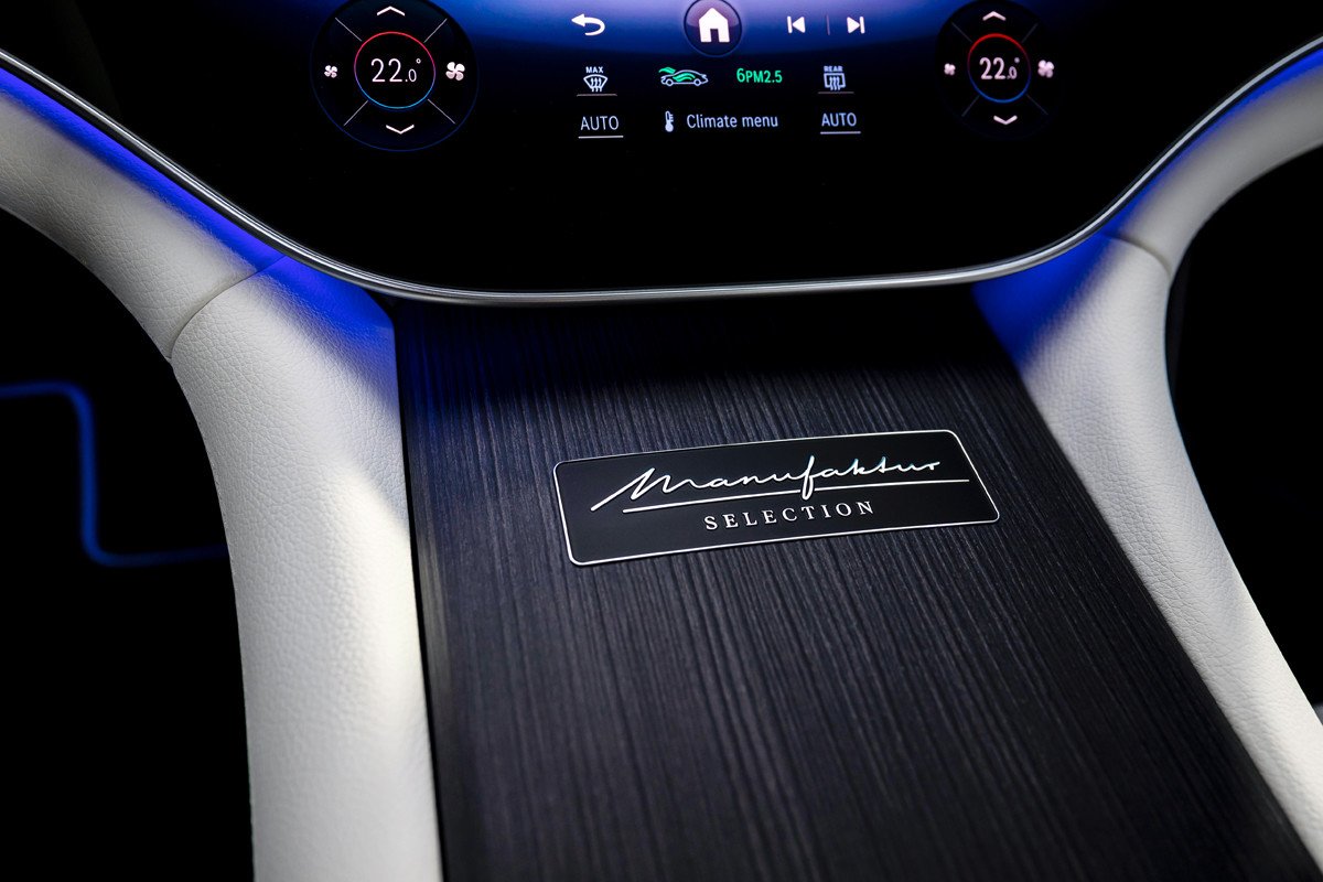 Mercedes presenta su EQS en China, con más autonomía y la estrella vertical en el capó