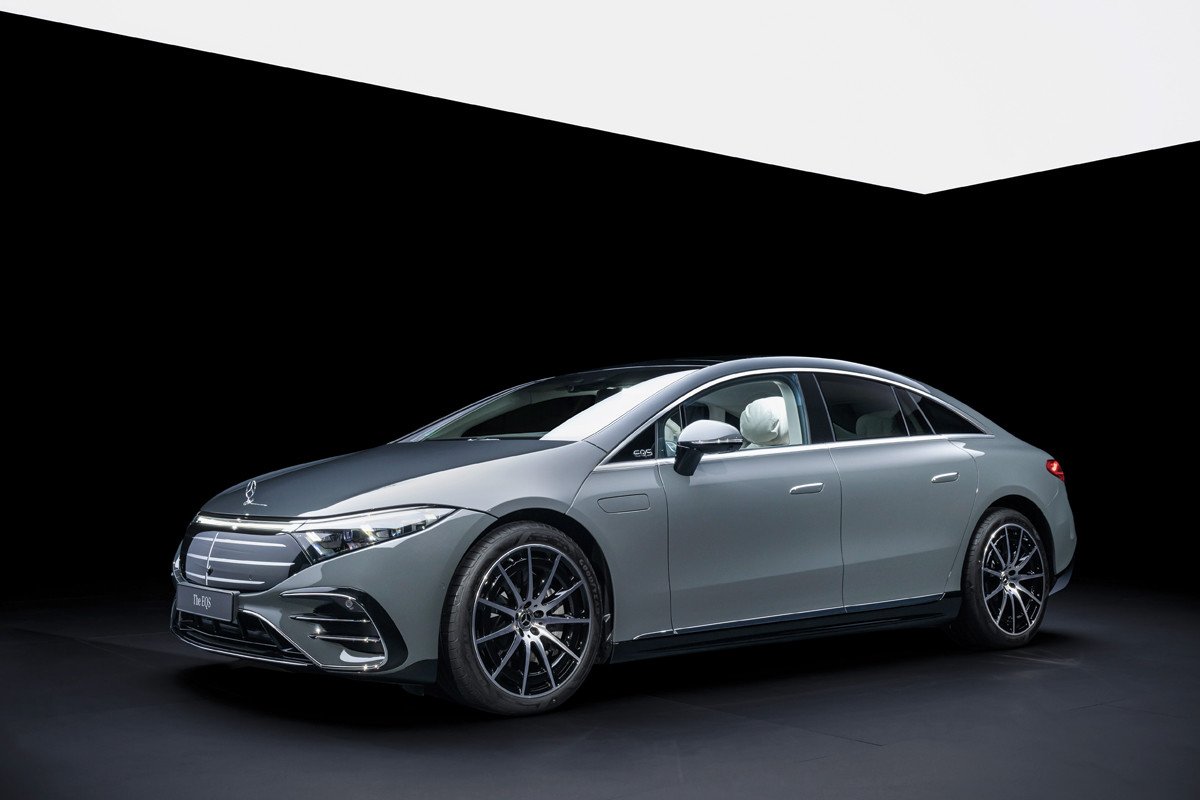 Mercedes presenta su EQS en China, con más autonomía y la estrella vertical en el capó