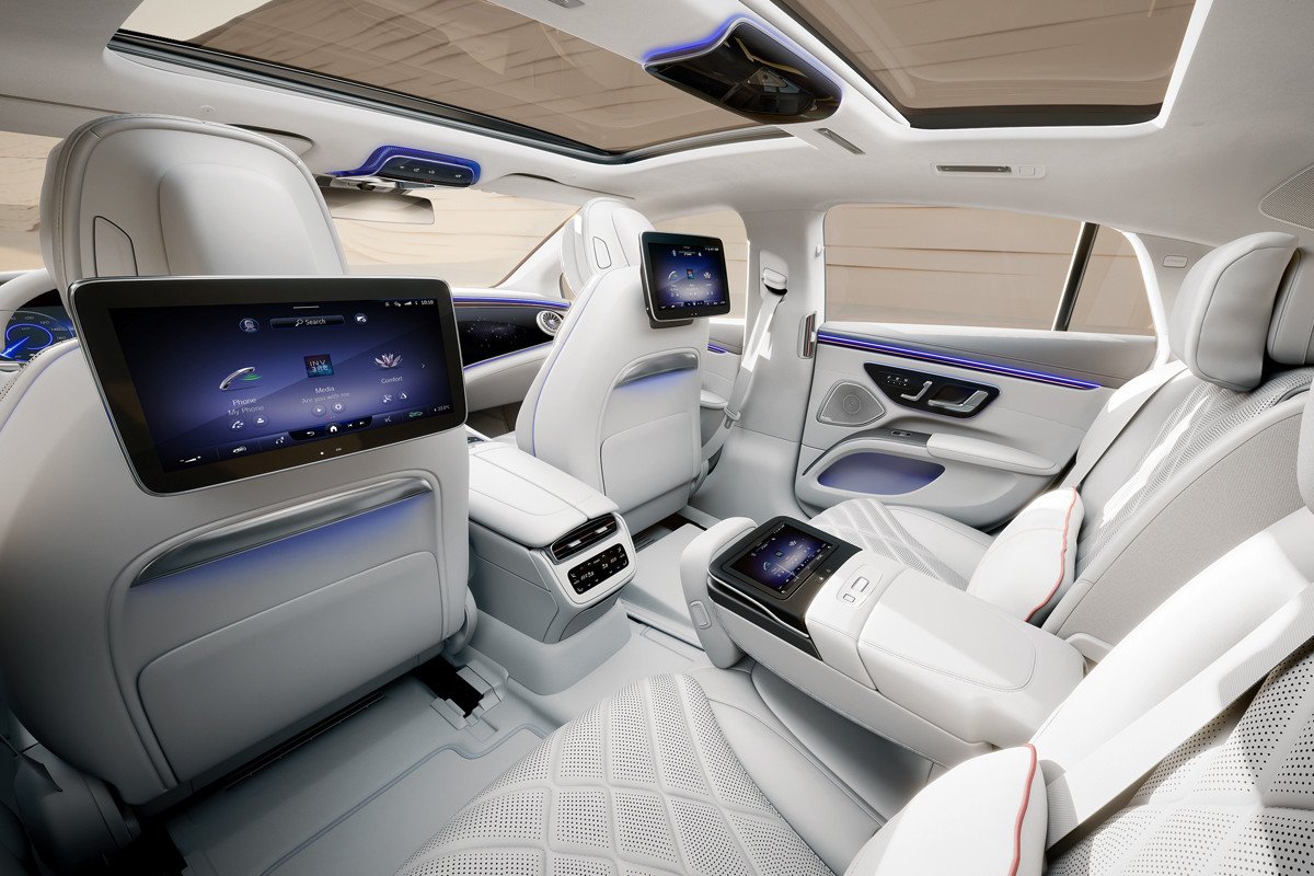 Mercedes presenta su EQS en China, con más autonomía y la estrella vertical en el capó