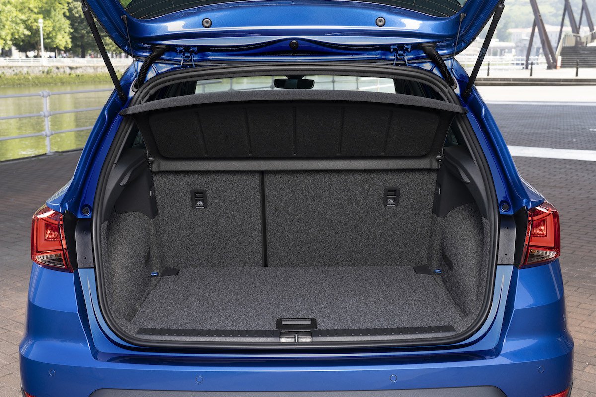 Comparativa maleteros Hyundai Bayon y Seat Arona: sorpresa en la capacidad de estos SUV