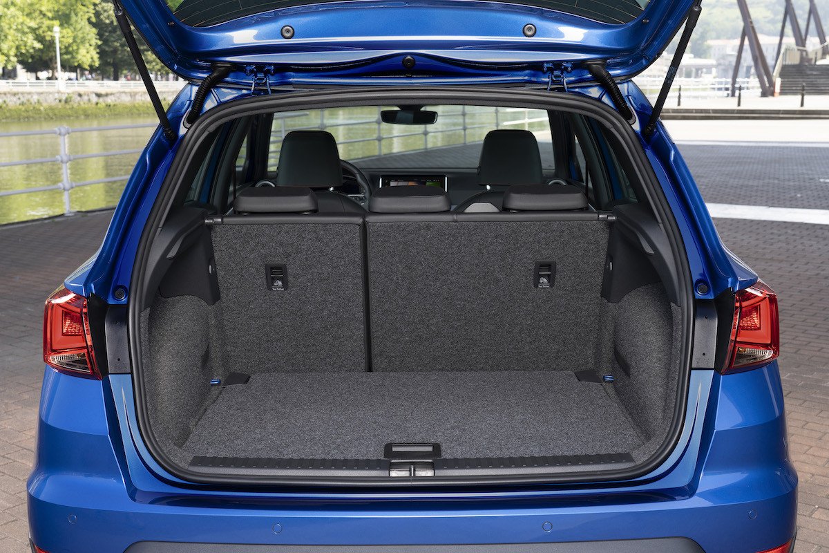 Comparativa maleteros Hyundai Bayon y Seat Arona: sorpresa en la capacidad de estos SUV