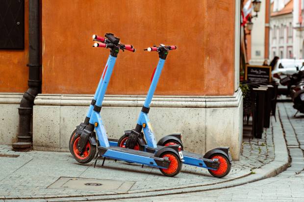 Almeida expulsa los patinetes de Madrid: las empresas tendrán que retirarlos en octubre 