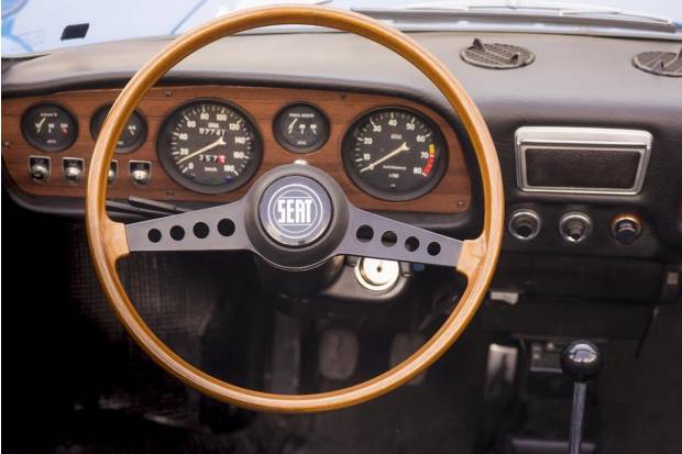 El volante, de un simple aro a centro de mando del coche