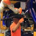Trabajadores y robots conviven en las líneas de montaje de Ford