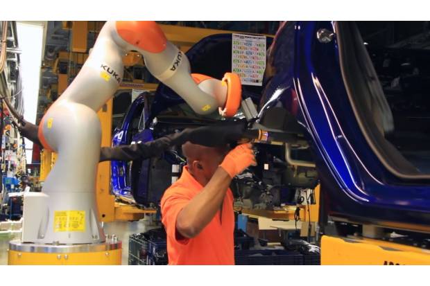 Trabajadores y robots conviven en las líneas de montaje de Ford
