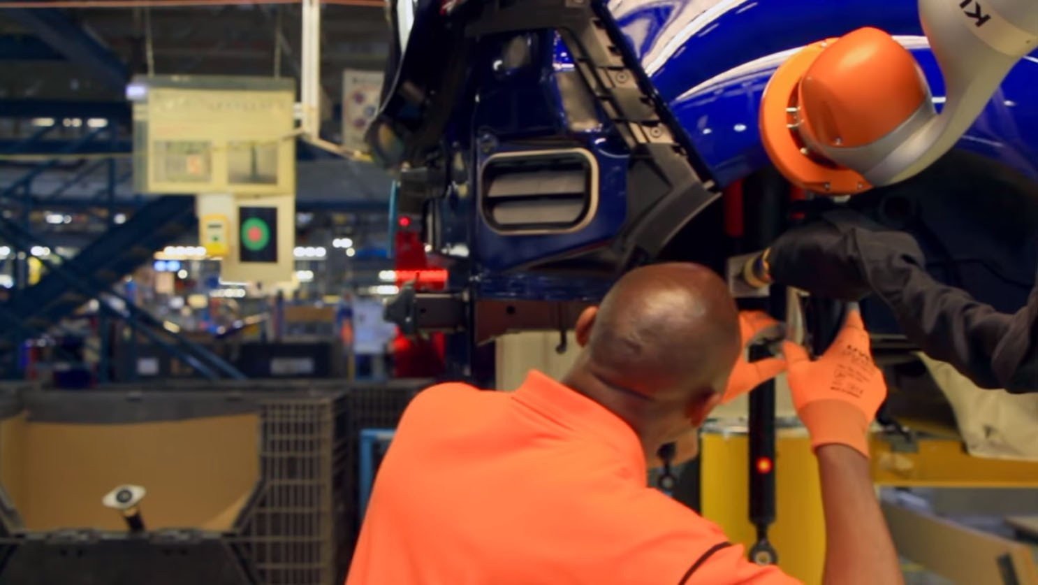 Trabajadores y robots conviven en las líneas de montaje de Ford