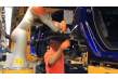 Trabajadores y robots conviven en las líneas de montaje de Ford