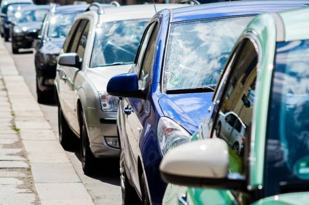 Multas para los peatones que guarden el sitio a un coche para aparcar