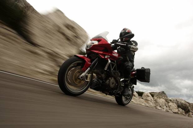 Bluetooth en el casco: ventajas e inconvenientes para los motoristas