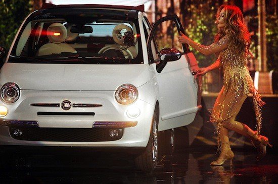Jennifer Lopez sube un Fiat 500 al escenario