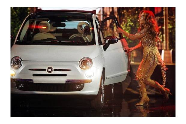 Jennifer Lopez sube un Fiat 500 al escenario