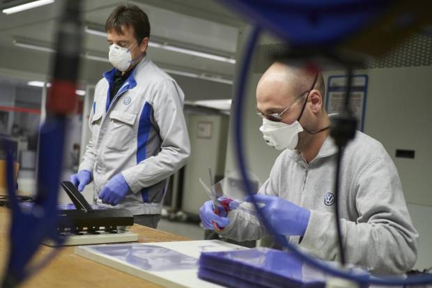 Volkswagen hace 130 pantallas protectoras al día para luchar contra el coronavirus