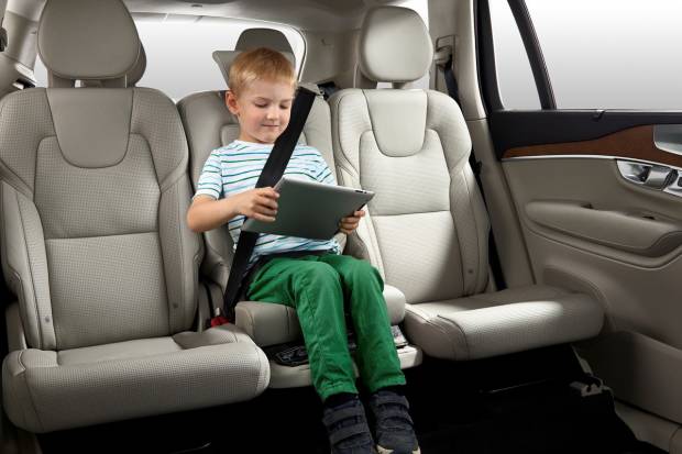 ¿Dónde coloco la silla infantil en el coche?