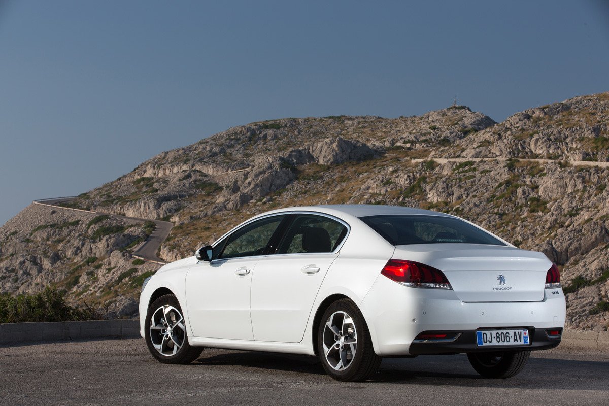 Nuevo Peugeot 508: nueva cara, más equipamiento y menos consumo