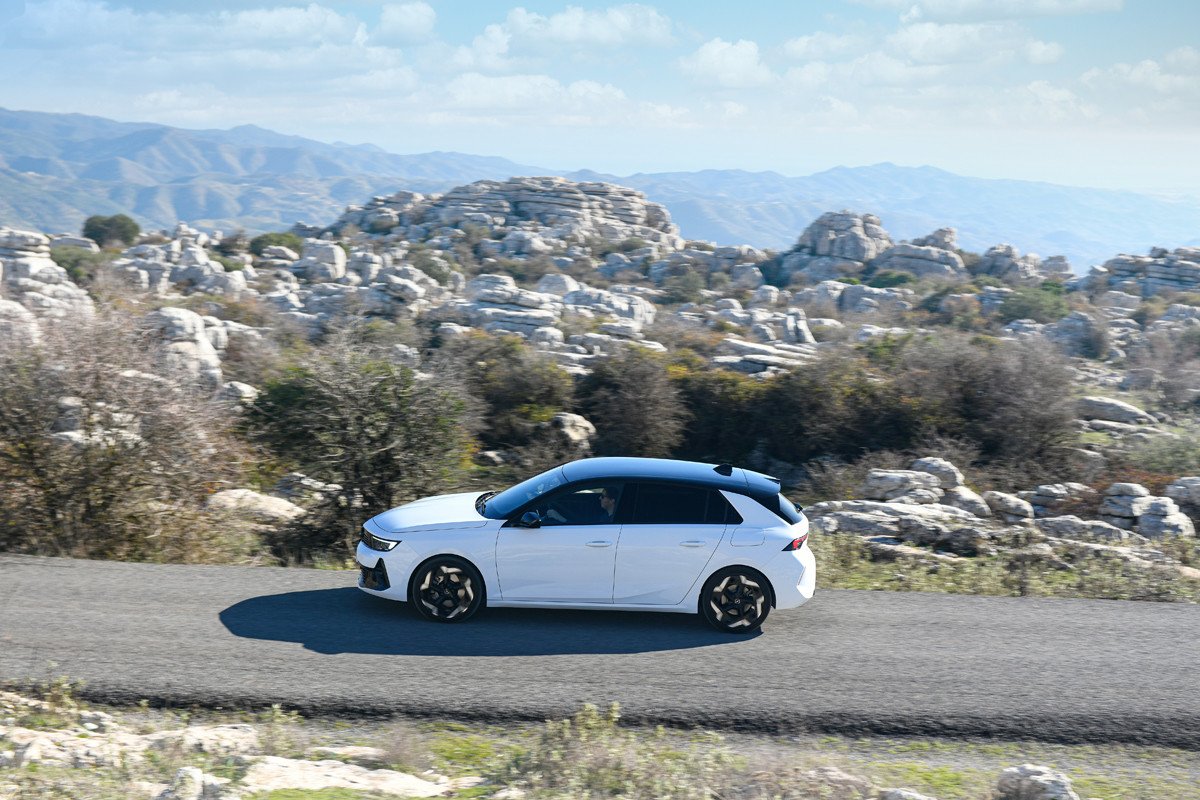 Prueba Opel Astra y Grandland GSe: deportividad y eficiencia a partes iguales