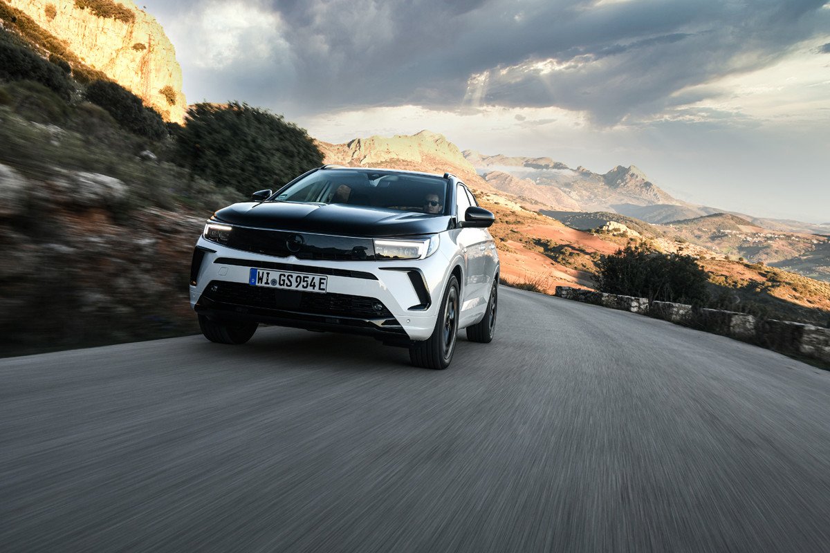 Prueba Opel Astra y Grandland GSe: deportividad y eficiencia a partes iguales