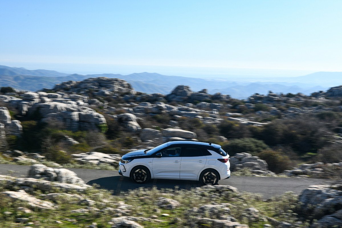 Prueba Opel Astra y Grandland GSe: deportividad y eficiencia a partes iguales