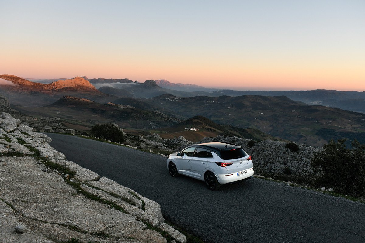 Prueba Opel Astra y Grandland GSe: deportividad y eficiencia a partes iguales