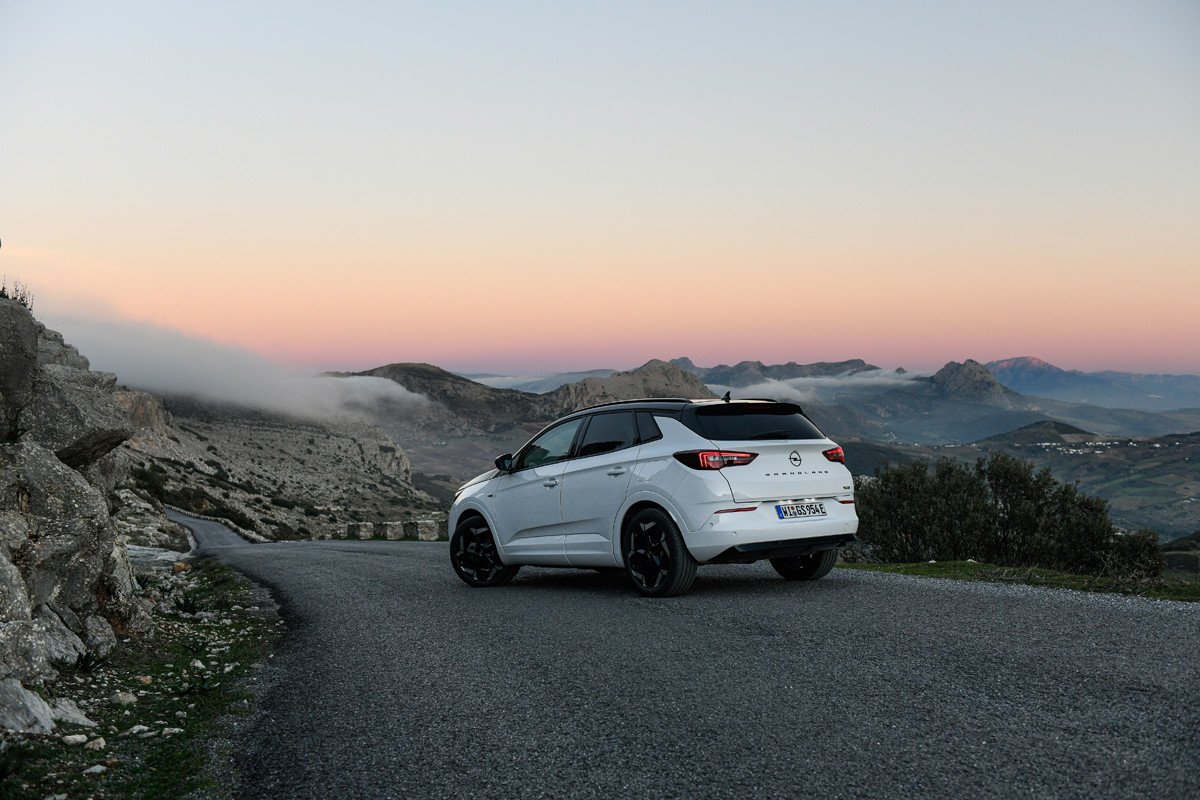 Prueba Opel Astra y Grandland GSe: deportividad y eficiencia a partes iguales