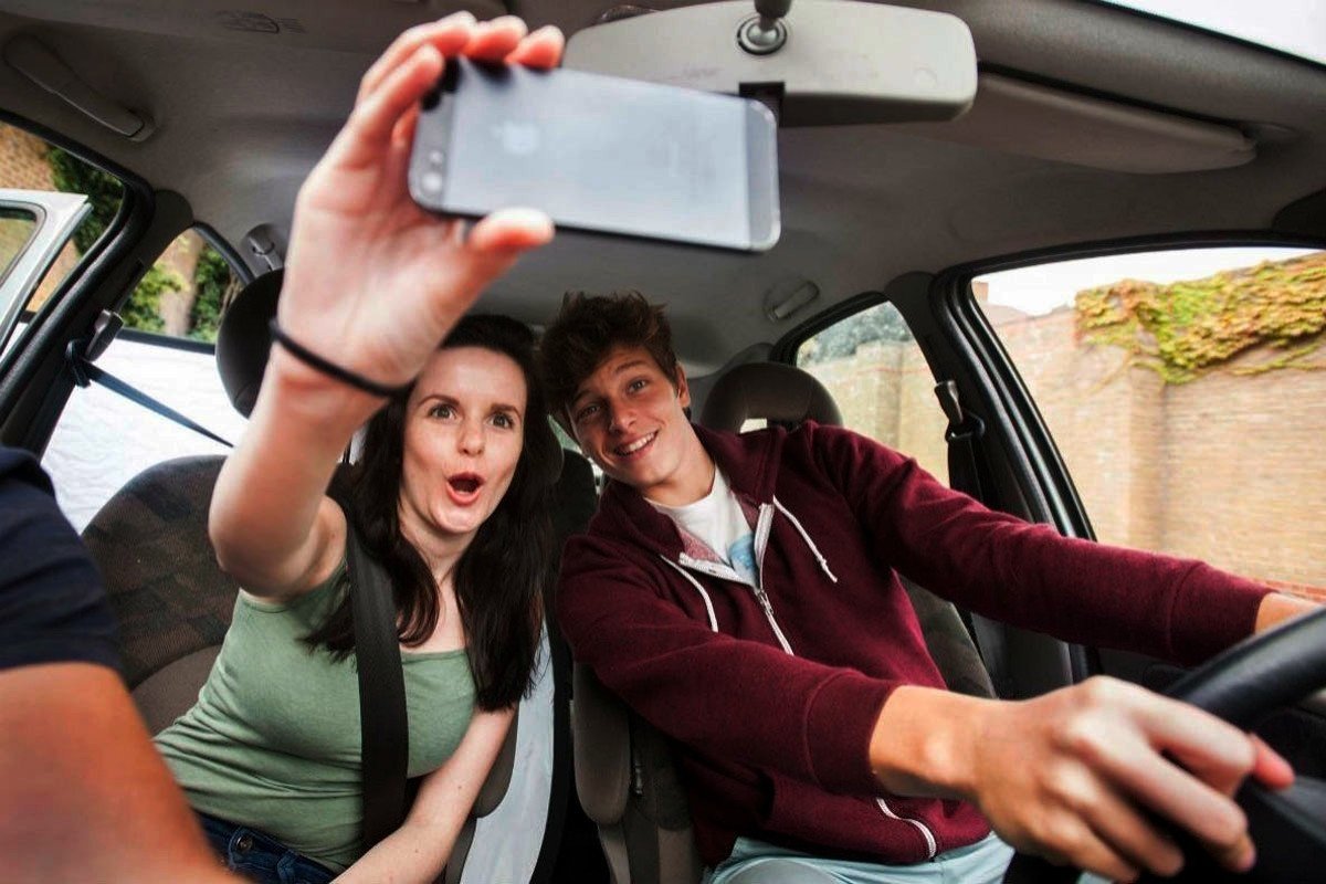 Uso del móvil en el coche: Principal factor de accidente y multas