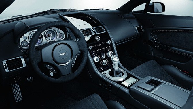 Aston Martin DBS y Vantage Color Negro Carbón