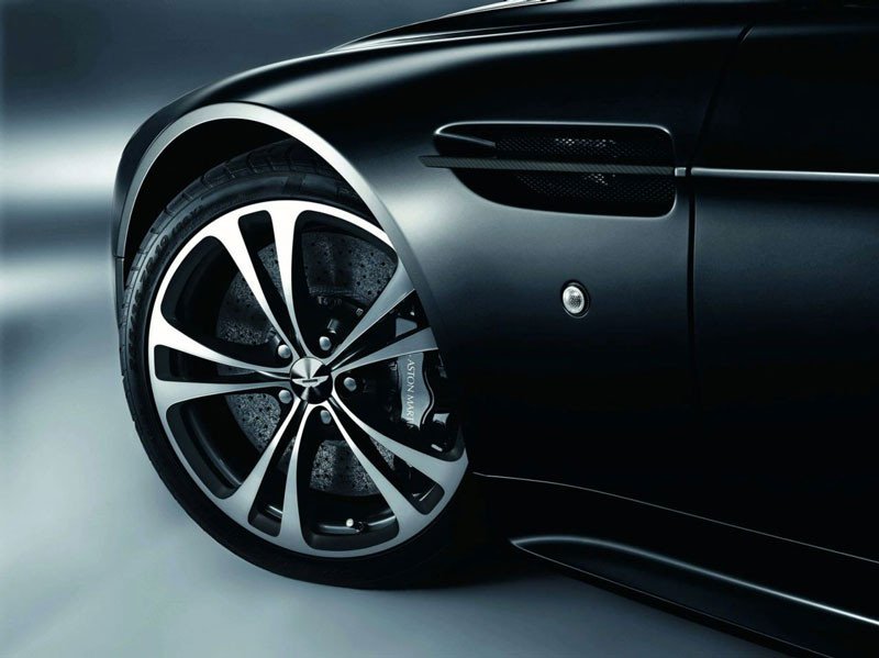 Aston Martin DBS y Vantage Color Negro Carbón