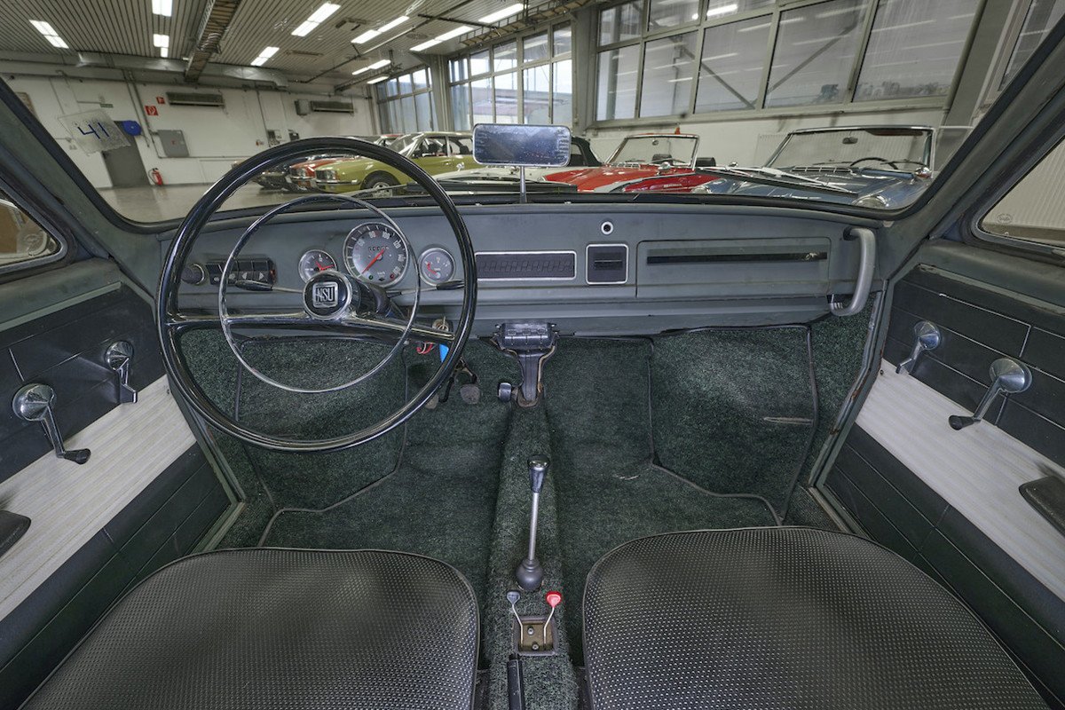 coche viejo interior