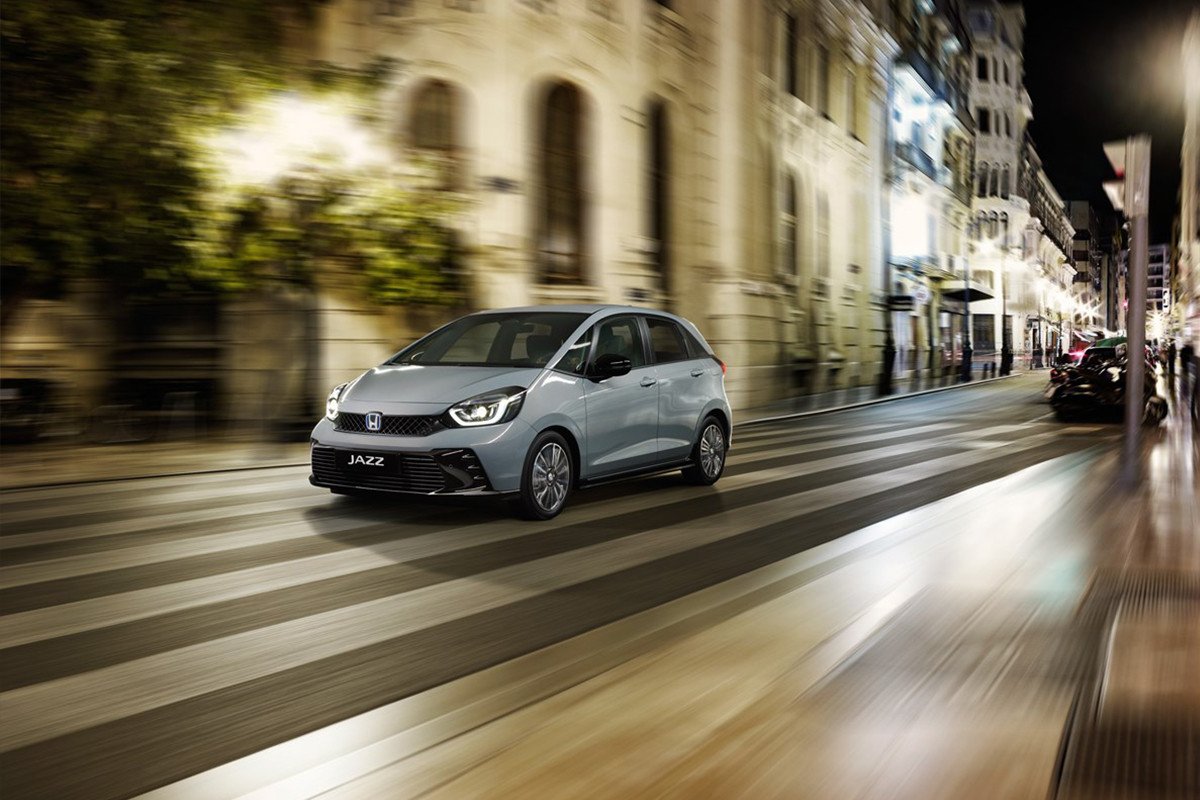 coche en ciudad de noche