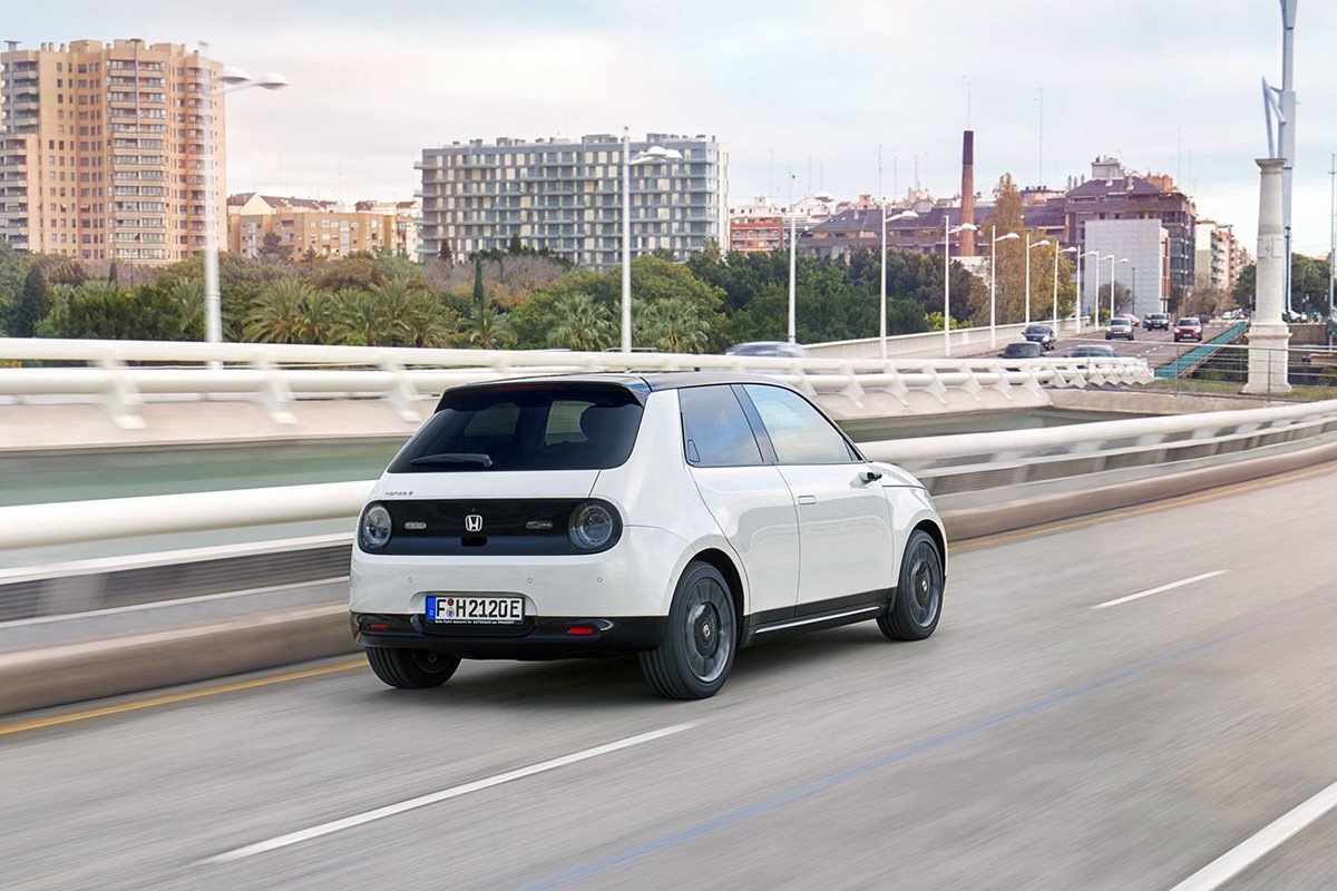 coche pequeño de culo por ciudad