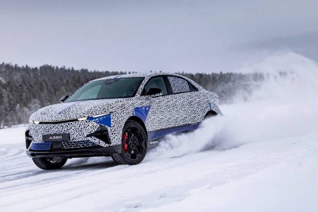 Así son las pruebas en nieve del nuevo Alpine A390 ¿el deportivo eléctrico definitivo? 