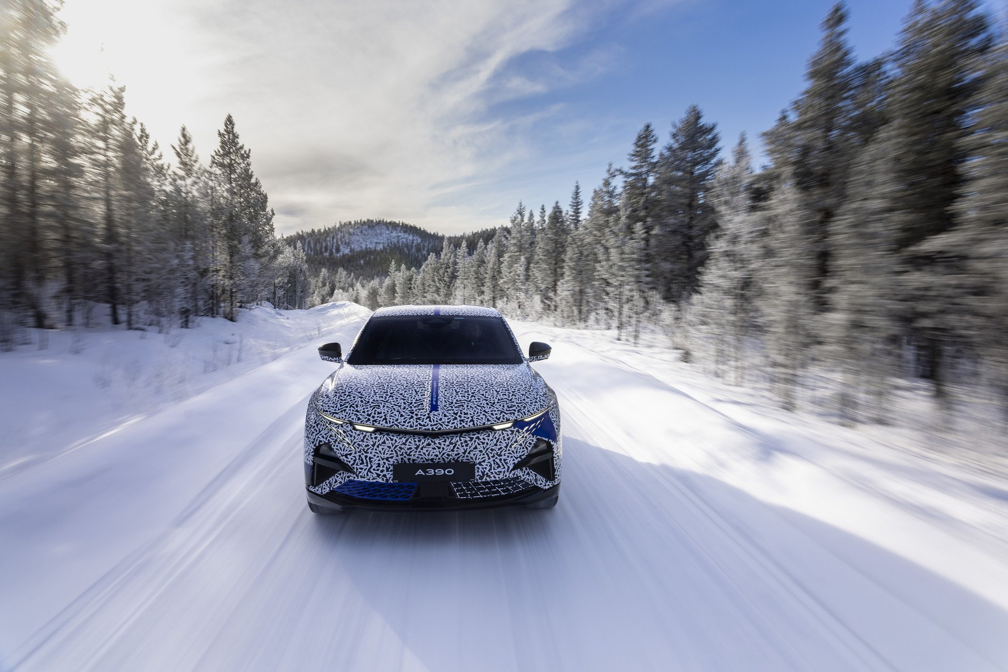 Así son las pruebas en nieve del nuevo Alpine A390 ¿el deportivo eléctrico definitivo? 