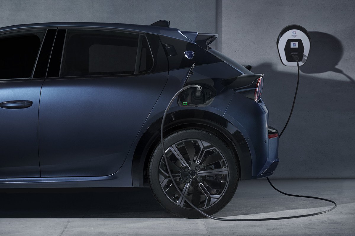 Lancia Ypsilon 2024 100% eléctrico cargando