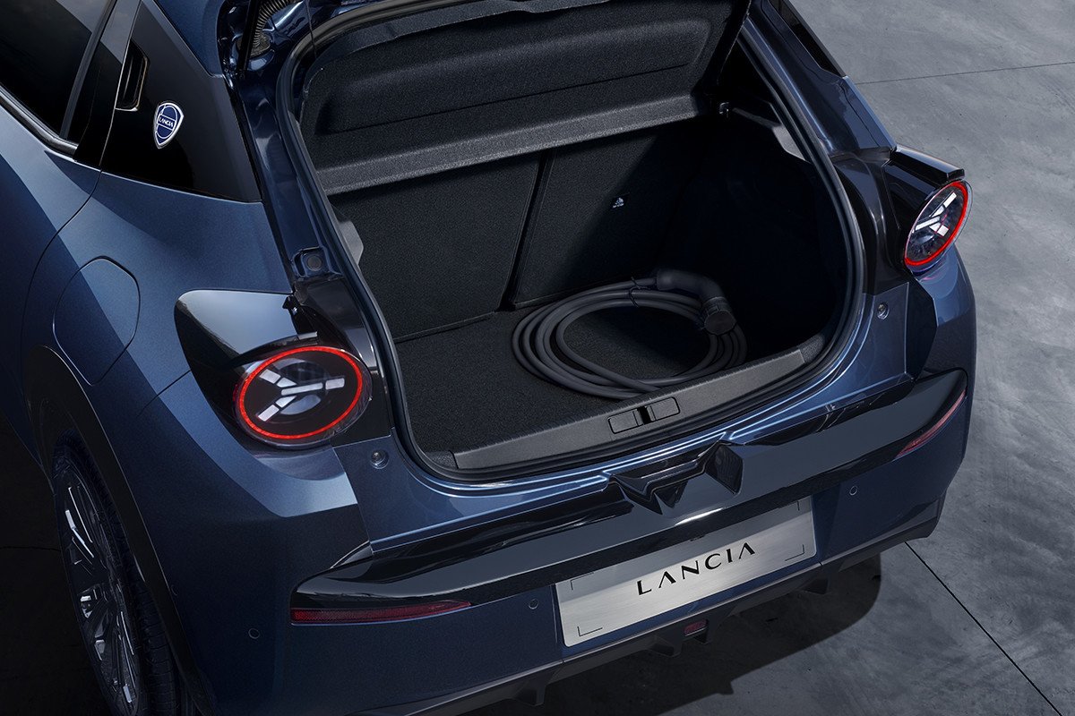 Lancia Ypsilon 2024 100% eléctrico maletero
