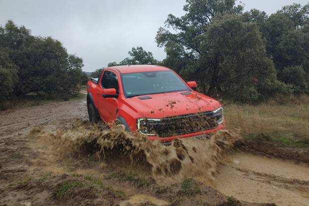 Prueba Ford Ranger Raptor: precio, rendimiento y capacidades off-road