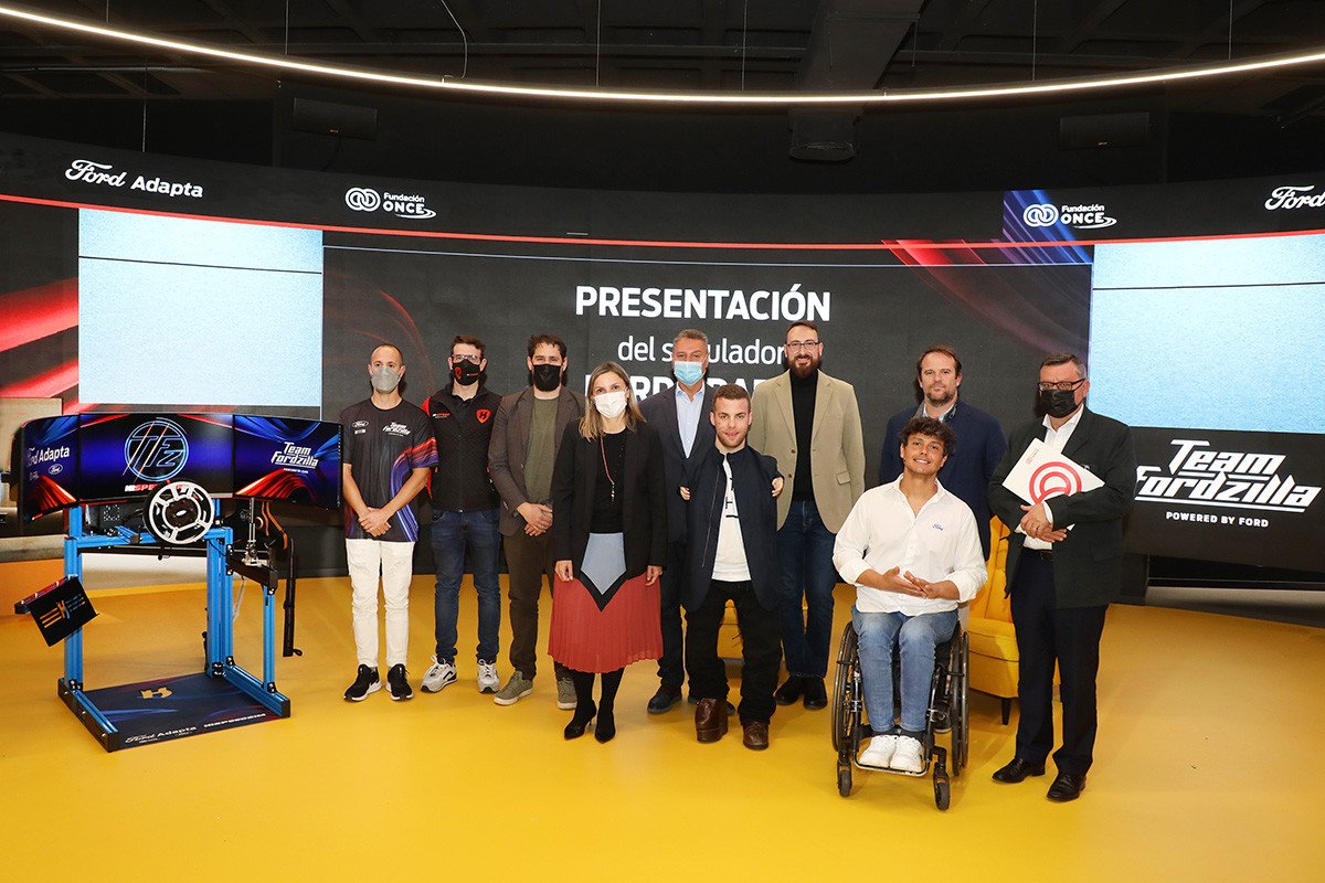 Ford y la ONCE presentan el primer simulador de simracing para personas con discapacidad