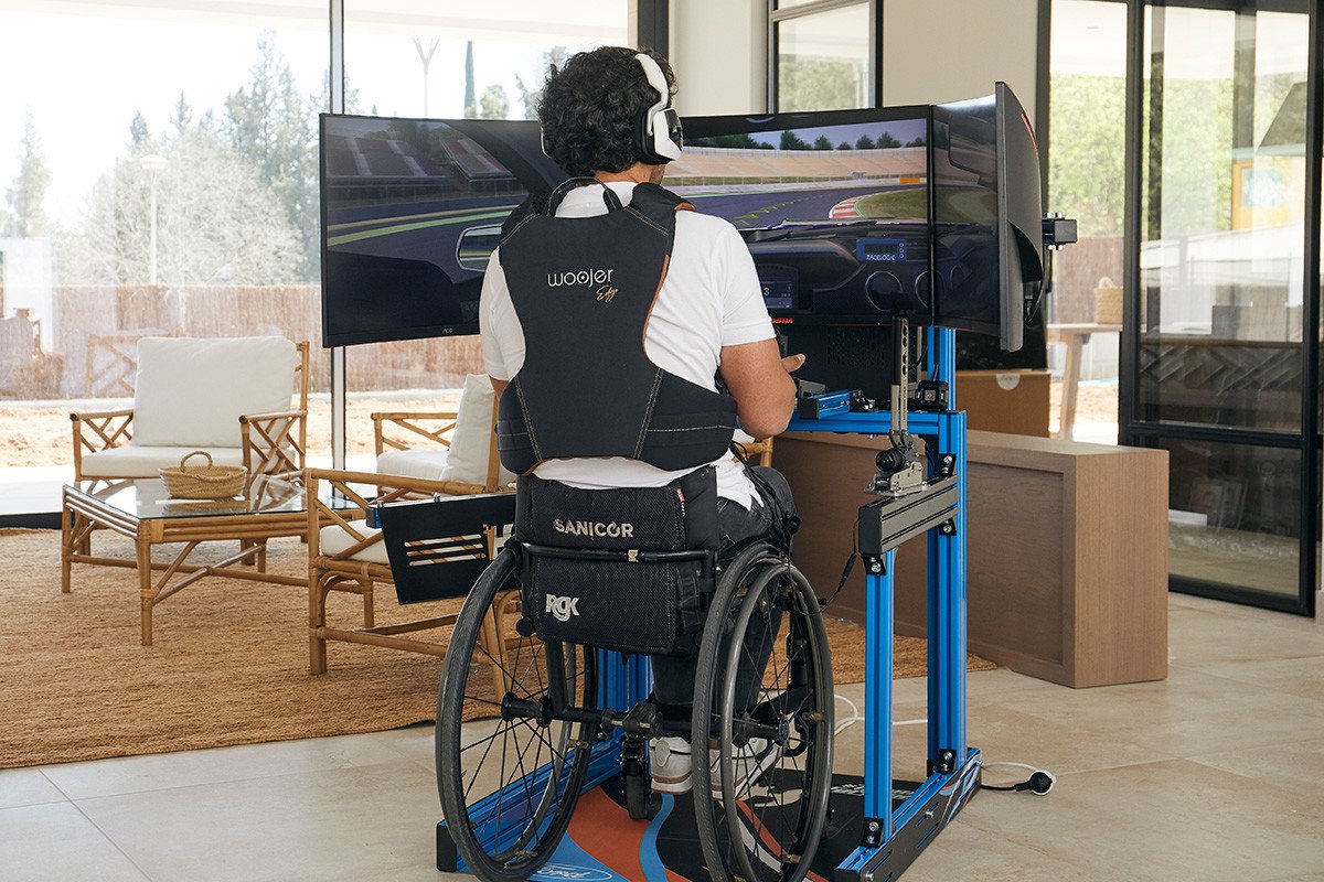 Ford y la ONCE presentan el primer simulador de simracing para personas con discapacidad