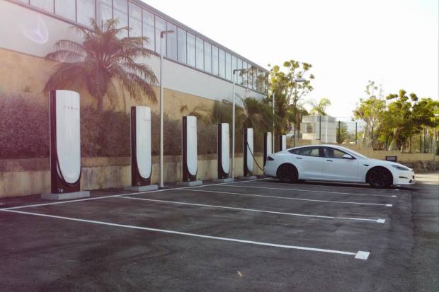 La red de cargadores eléctricos Supercharger de Tesla supera los 720 puntos en España