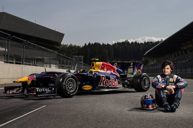 Video: Carlos Sainz Jr. circula con el Red Bull por un centro comercial