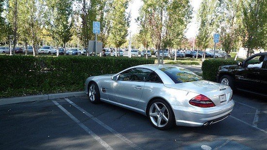 El coche de Steve Jobs era un Mercedes SL sin matrículas