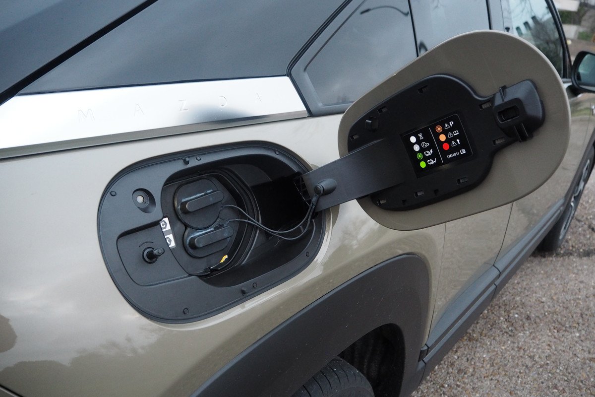 Prueba y opinión del Mazda MX-30 R-EV: analizamos sus consumos y autonomía reales