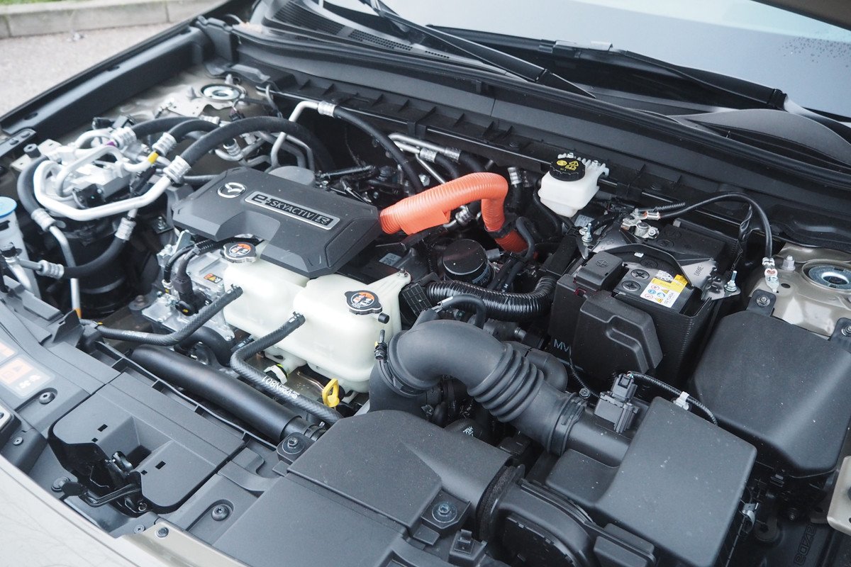 Prueba y opinión del Mazda MX-30 R-EV: analizamos sus consumos y autonomía reales