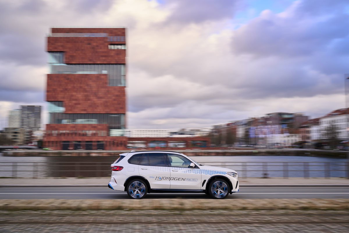 BMW ya tiene rodando su primer coche de hidrógeno, el iX5 Hydrogen. Conoce sus detalles