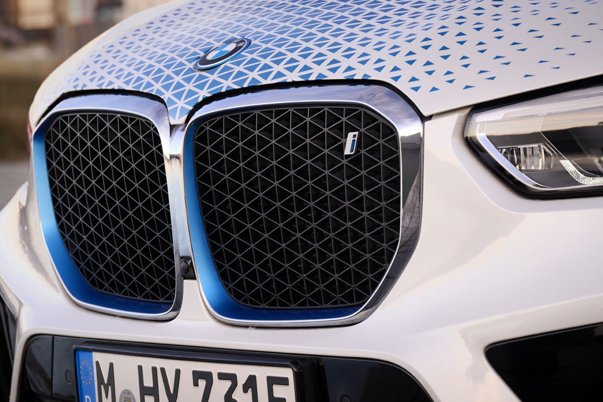 BMW ya tiene rodando su primer coche de hidrógeno, el iX5 Hydrogen. Conoce sus detalles
