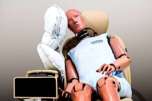 Hyundai desarrolla un nuevo airbag lateral situado entre el conductor y el copiloto