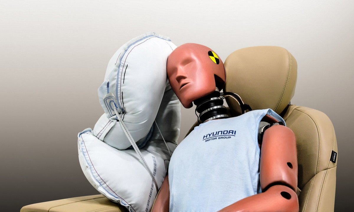 Hyundai desarrolla un nuevo airbag lateral situado entre el conductor y el copiloto