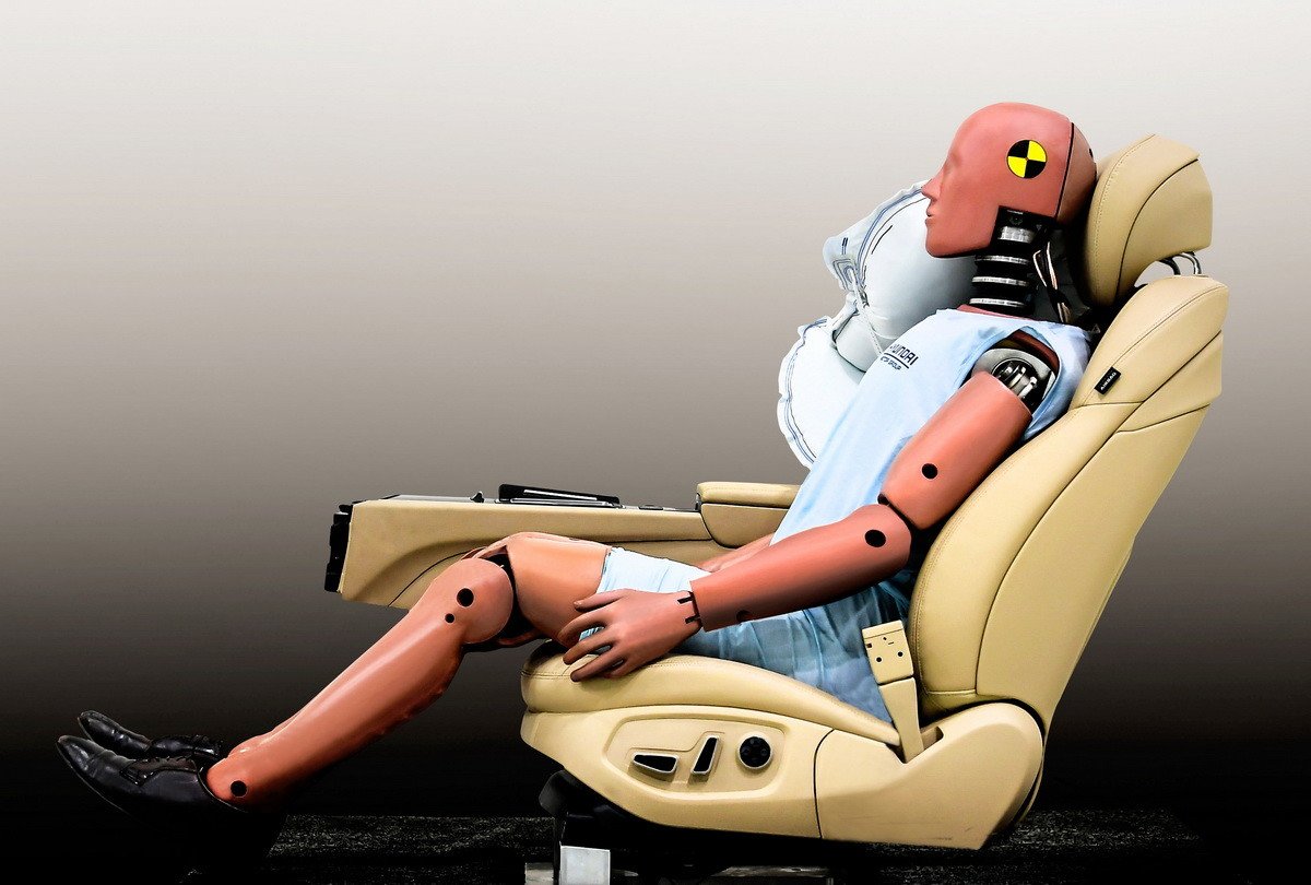 Hyundai desarrolla un nuevo airbag lateral situado entre el conductor y el copiloto