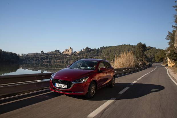 Actualización 2022 para Mazda 2: más tecnología, equipamiento Homura y un nuevo color