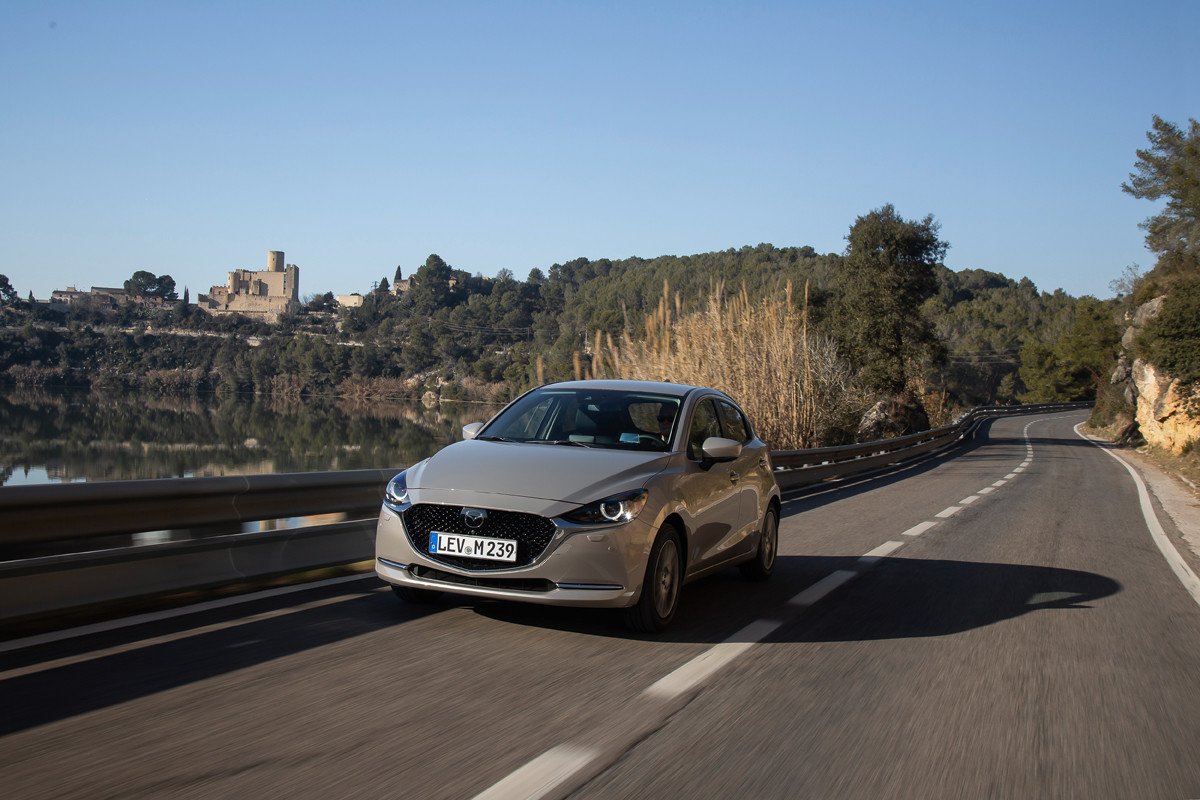 Actualización 2022 para Mazda 2: más tecnología, equipamiento Homura y un nuevo color