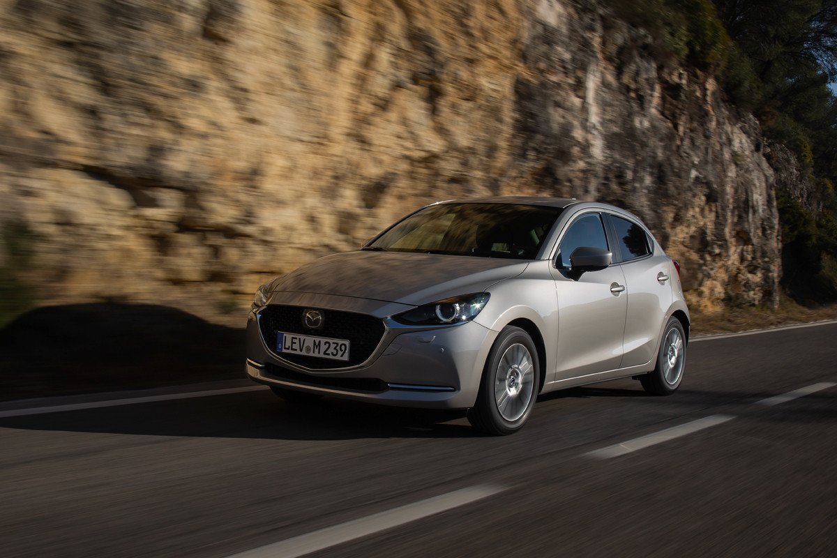 Actualización 2022 para Mazda 2: más tecnología, equipamiento Homura y un nuevo color